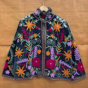 Chaqueta Corta de Terciopelo Gris Oscuro de la Colección Premium para Mujer con Bordado Multicolor - Product Image 3