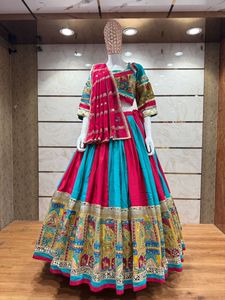 Conjunto Étnico de Chaniya Choli de Seda y Algodón Romano Premium con Dupatta con Trabajo de Espejos Reales para Bodas y Navratri - Product Image 6