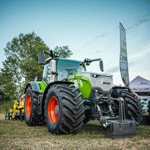 Tractor Agrícola Avanzado Fendt 4x4 4WD con Cargador de Ruedas de Alta Resistencia, Motor de 70HP, Bomba Eficiente y Maquinaria Agrícola Duradera - Product Image 5