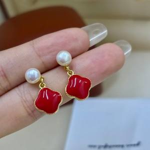 Pendientes de Trébol Rojo de Lujo Ligero Estilo Francés de Alta Gama, Finos y Colgantes con Joyería Delicada y Compacta para la Oreja - Product Image 1