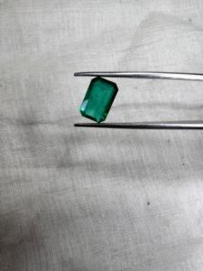 Pierre précieuse brute de 2,04 carats, taille émeraude traditionnelle, pour bijoux fins - Product Image 3