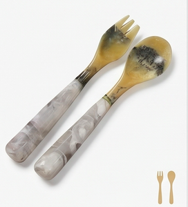 Juego de cuchara y tenedor de cuerno natural con mango largo y moderno, ecológico, ideal para viajes, bodas y hoteles. - Product Image 1