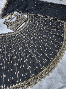 Prix d'usine OEM Lehenga Choli Royal Noir Premium avec broderies dorées, tenue ethnique indienne traditionnelle semi-couturée, Lehenga de mariée - Product Image 3