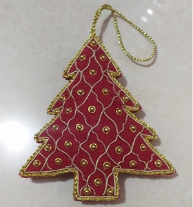 Ornement de Noël artisanal en forme d'arbre rouge à suspendre avec broderie dorée Zari - Product Image 1
