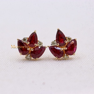 ต่างหูทองคำ 14k สีเหลืองประดับทับทิมทรงลูกแพร์และเพชรลายดอกไม้แบบกลุ่มจาก Memoria Jewels ขายส่ง - Product Image 1