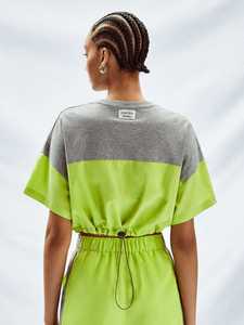 Conjunto Deportivo 2 en 1 para Mujer, Color Verde Grisáceo, Bloques de Color, Manga Corta, Cuello Redondo, Cordón Ajustable - Product Image 4