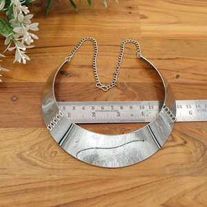 Collar de Oro y Plata con Diseño de Luna Creciente, Joyería Moderna Minimalista, Gargantilla Atrevida - Product Image 4