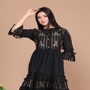 Robe élégante en coton noir avec broderies complexes et design à volants pour un style contemporain chic - Product Image 5