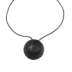 Colgante de cruz de hierro forjado a mano con textura martillada y cordón de gamuza marrón oscuro, acabado en metal oscuro sin pulir, opciones de logotipo personalizado. - Product Image 6