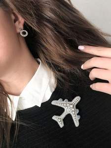 Colección de Moda Artesanal: Pin de Solapa con Ballenas Azules y Caballitos de Mar, Adornado con Palmeras Tropicales Hechas a Mano, para Mujer, Vacaciones de Verano en la Playa - Product Image 2