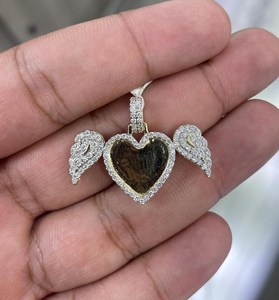 Colgante Personalizado con Forma de Corazón y Alas de Ángel, Chapado en Oro de 14K, con Diamantes Moissanite VVS, Amuleto Unisex, Regalo, Joyería Hiphop - Product Image 1