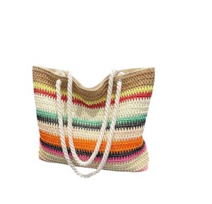 Descubre la combinación perfecta de estilo casual y funcionalidad en este bolso de hilo natural a rayas, ideal para tus viajes de vacaciones. - Product Image 4