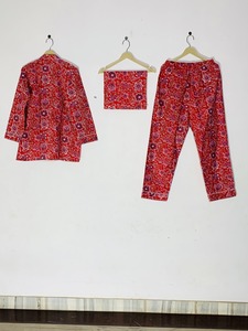 Ensemble de pyjama en coton imprimé à la main avec motif floral rubis et sac cadeau assorti - Product Image 2