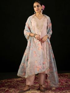 Ensemble de costume pakistanais à motifs floraux pour soirée, en tissu doux, avec imprimés numériques et broderies à la main, comprenant un haut, un pantalon et une dupatta à imprimé numérique. - Product Image 3