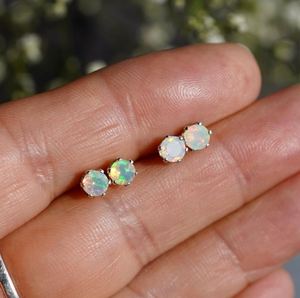 Boucles d'oreilles clous en opale Welo éthiopienne ronde facettée 4 mm, en argent sterling 925, bijoux minimalistes délicats avec pierres précieuses, livrées en coffret cadeau pour elle - Product Image 3