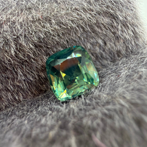 Saphir Vert Naturel NOHEAT 1.00CT Coupe Coussin avec Effet de Couleur/Feu de Ceylan, Sri Lanka, pour la Fabrication de Bijoux - Product Image 1