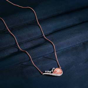 Collar de Diamantes con Diseño de Onda Grabada y Centro en Oro Rosa Esculpido con Flecos Brillantes en Cascada - Product Image 4