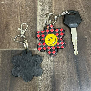 Porte-clés artisanal en cuir véritable à motif floral et smiley, nouveau, coloré, breloque de sac, fournisseur en gros, souvenir, clip porte-clés - Product Image 6