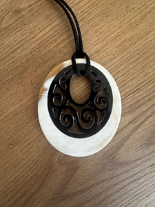 Pendentif en corne de buffle naturelle, fait main, de haute qualité, d'Inde. Bijoux en corne de buffle par HF Crafts. - Product Image 5