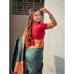 Sari en soie Elite Weaves Green Bottle Fusion avec bandhani tissé Zari, style indien et pakistanais, 650g - Product Image 3