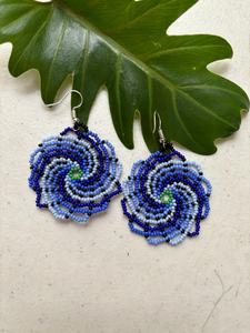 Pendientes de espiral con cuentas de esmeralda, hechos a mano, estilo bohemio, inspirados en la naturaleza, joyería elegante y a la moda, joyería única y de moda. - Product Image 3