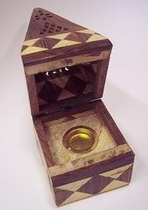 Brûleur à Bakhoor portable en résine et bois pour une fragrance intérieure intense et agréable et une décoration d'intérieur à prix raisonnable, achetez maintenant - Product Image 3