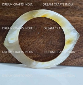 Bracelet manchette élégant en corne naturelle, poli à la main, de haute qualité, idéal pour elle - Product Image 2