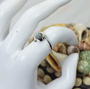 Bague en argent sterling 925 avec pierre précieuse naturelle de labradorite lisse de forme ronde sculptée, idéale pour les soirées, pour femmes, vente en gros - Product Image 1