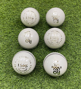 Pelota de Cricket de Cuero Blanco Kooka Colt, Pelota Profesional para Partidos, Pelota de Cricket Resistente y Dura, Calidad Premium, Cosida a Máquina - Product Image 3