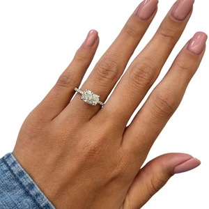 Anillo de compromiso de lujo de oro de 18 quilates con diamante de laboratorio de 2 quilates de corte cojín alargado de oriente a oeste, halo oculto y banda pavé para fiesta de bodas - Product Image 2