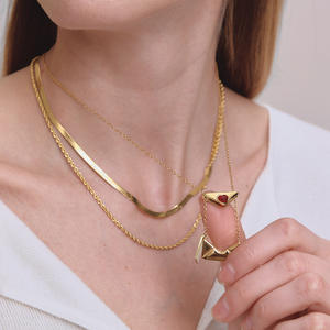 Regalo Romántico, Collar con Medallón de Corazón de Acero Inoxidable Chapado en Oro de 18K, Sobre Abrible - Product Image 1