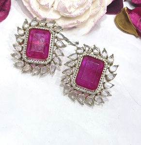 Impresionantes pendientes con acabado plateado y circonitas de la mejor calidad para mujeres y niñas, ideales para looks de noche y fiestas. - Product Image 2