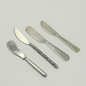 Juego de 4 utensilios para queso de acero inoxidable con logotipo personalizado y mango de diseño diferente para uso doméstico, en restaurantes y como regalo. - Product Image 4