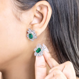Boucles d'oreilles clous élégantes en argent sterling 925 plaqué rhodium avec zircon taille poire et halo floral, bijoux de luxe pour mariage - Product Image 5