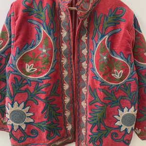 Chaqueta corta de terciopelo rosa con bordado Suzani, abrigo llamativo, blazer de terciopelo, chaqueta unisex, regalo para esposa, chaqueta nupcial - Product Image 1