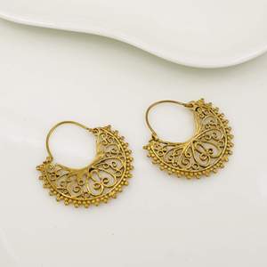 Boucles d'oreilles créoles en laiton plaqué or, design filigrane vintage, micro-incrustation, bijoux de mode unisexe du Rajasthan - Product Image 5