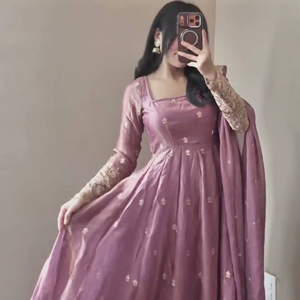 Robe de soirée ethnique indienne de luxe - Tissu en soie Fandy lourd avec doublure en micro-coton et travail élégant de paillettes - Product Image 1