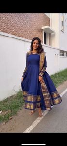 Impresionante vestido Anarkali con vuelo y dupatta para mujer, con bordado Zari dorado, perfecto para bodas y ocasiones festivas. - Product Image 3
