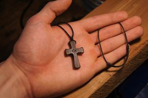 Llaveros de madera con cruz y grabado de corazón, hechos a mano, regalo religioso para decoración de bodas, artesanía para mesa. - Product Image 6