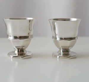 Coupe à œufs en acier inoxydable au design exclusif, lot de 2, pour la présentation des œufs durs sur les tables de restaurants d'hôtels de luxe. - Product Image 1