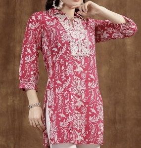 Vente en gros de hauts Kurta tendance pour femmes, vêtements féminins d'été, coupe ajustée, parfait pour un style décontracté, basique mais de haute qualité - Product Image 2