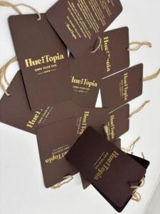 Mejore la imagen de su marca con nuestras etiquetas colgantes impresas en lámina de lujo, diseñadas para prendas de alta gama y colecciones artesanales al por mayor. - Product Image 2