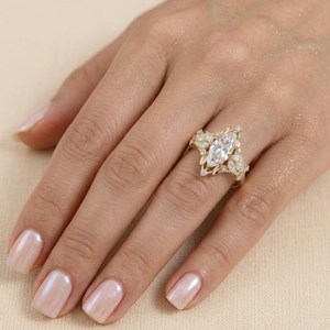 Bague de fiançailles en or massif 10K 14K 18K avec diamant de laboratoire taille marquise et taille ronde, couleur DEF, clarté VS VVS, certifiée IGI, vente en gros - Product Image 2