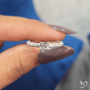 Anillo de Diamante Cultivado en Laboratorio con Corte Cojín de 0.50ct, Banda Pavé de Tres Hileras, Diseño Romántico Suave, Anillo de Novia de Oro Blanco de 10K - Product Image 5