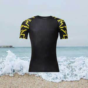 Maillot de bain Rash Guard à manches courtes noir avec motif éclair jaune sur les manches, idéal pour l'entraînement sportif, la gym et la performance aquatique - Product Image 2
