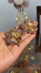 Hermosos Pendientes Étnicos Bordados con Cuentas para Mujer, con Arte Tradicional Hecho a Mano y Detalles Decorativos de Cuentas - Product Image 3