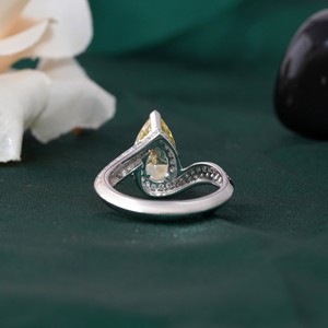 Anillo de Diamante Amarillo Intenso de 2.51 CT, Corte Pera, Cultivado en Laboratorio, con Oro de 14K - Product Image 4