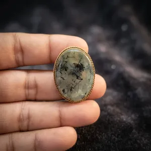 Cabochon en préhnite naturelle avec rainure en laiton |   Pierre précieuse de préhnite verte avec monture en laiton - Product Image 1
