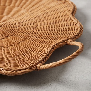Plateau de service en rotin tressé durable à bord festonné avec poignées pour rangement de cuisine et ustensiles – Vietnam - Product Image 2