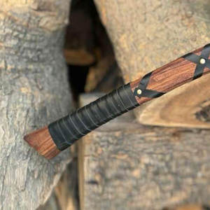 ขวานสไตล์นอร์สเกรดอุตสาหกรรม ผลิตตามสั่ง พร้อมหัวเหล็กมีลวดลายและด้ามไม้ตกแต่งอย่างมีศิลปะ เหมาะสำหรับเป็นของขวัญและของตกแต่ง - Product Image 5